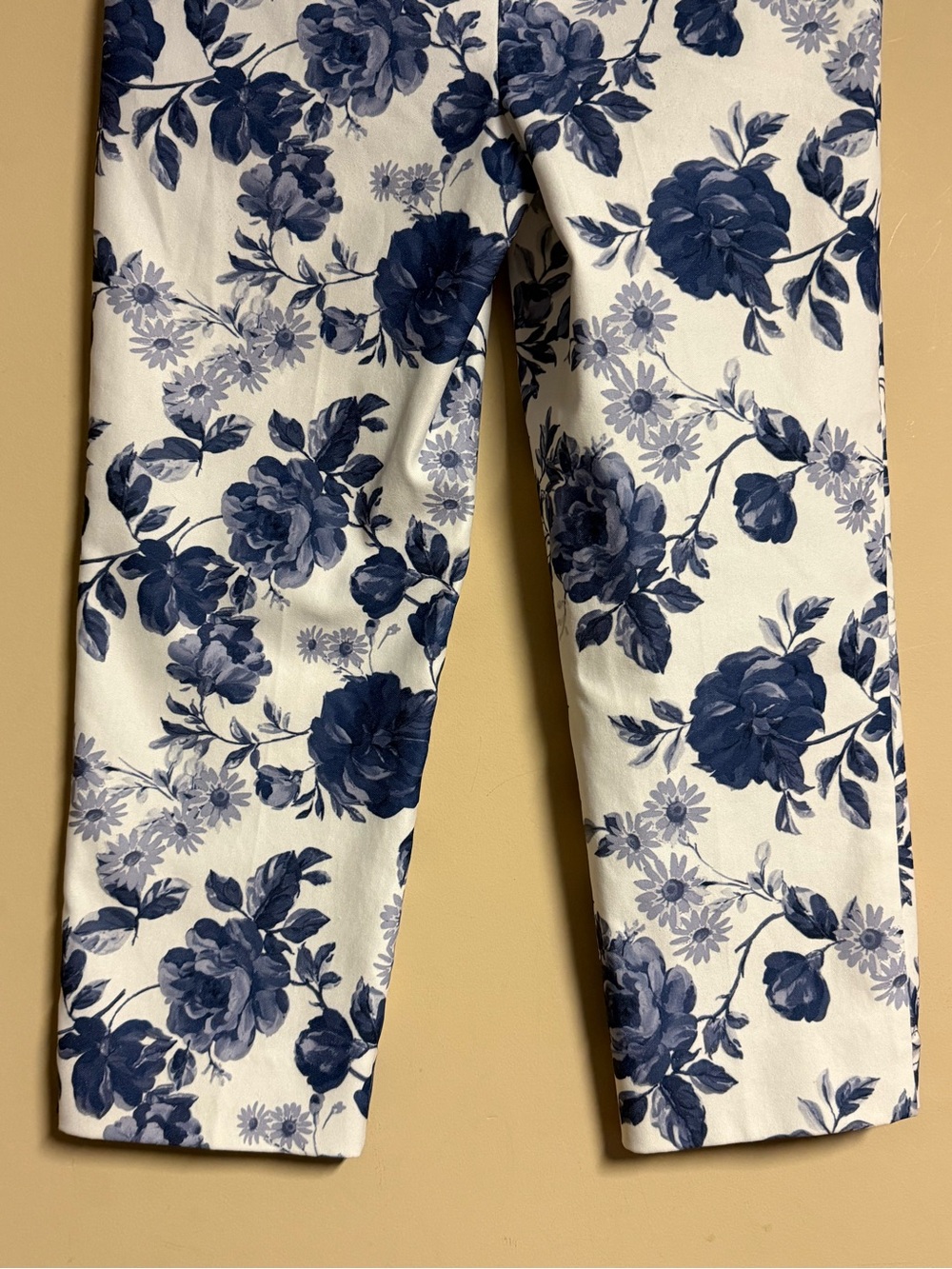 Joseph Ribkoff Floral Print Cropped Pants
Size 8 - Picture 7 of 8